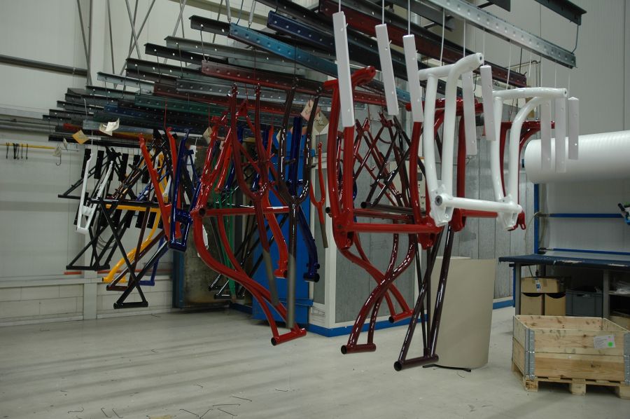 Poedercoaten fietsframes bij Rainbow Industry