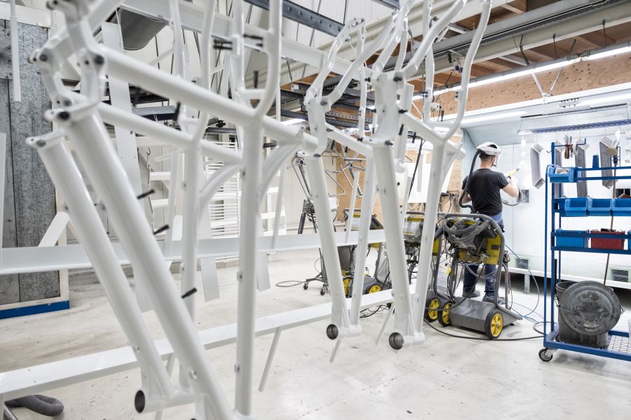 Poedercoaten fietsframes bij Rainbow Industry
