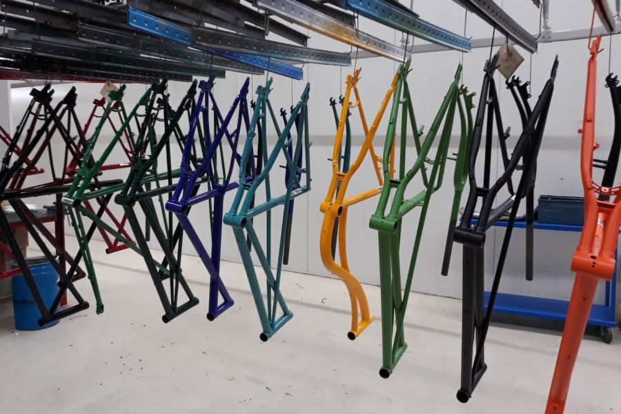 Poedercoaten fietsframes bij Rainbow Industry